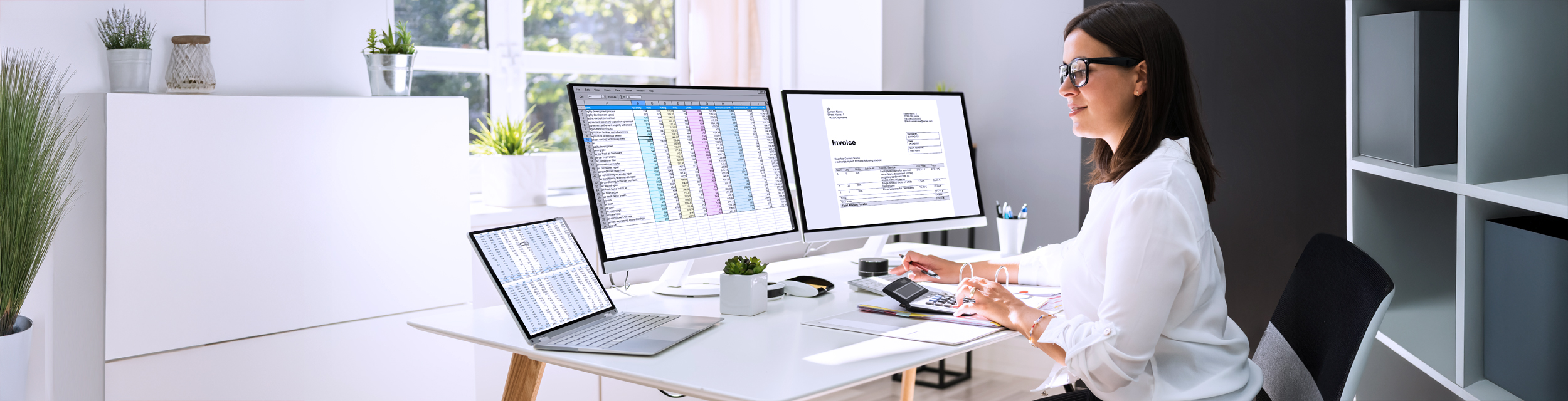 Contable validando cuentas monitores de computadora.
