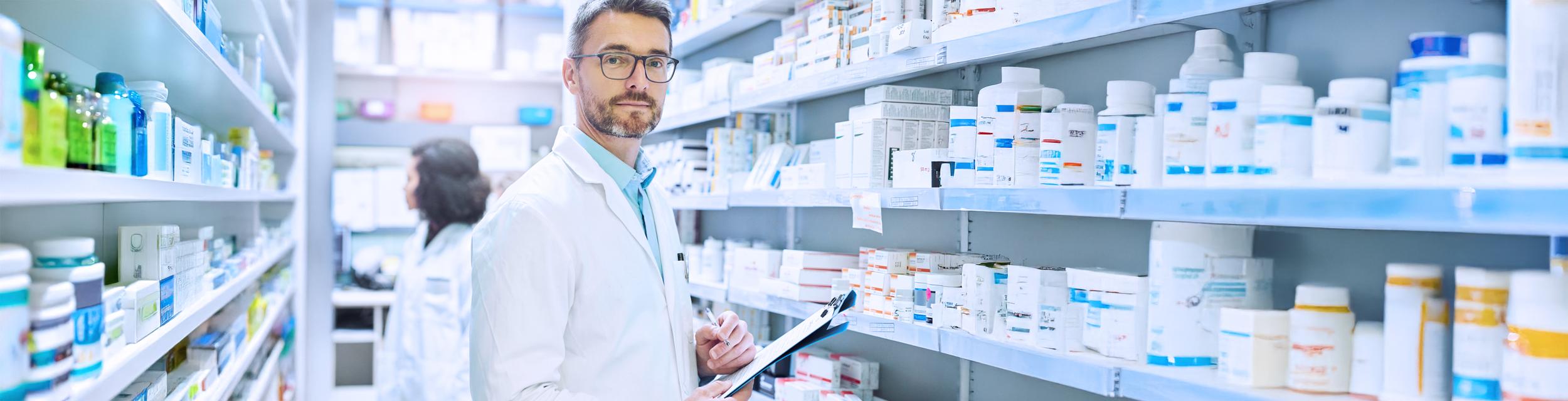 Farmaceutico en area con medicamentos