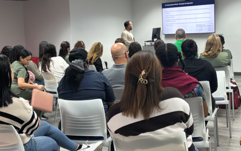 Personas toman taller para prevención de suicidio