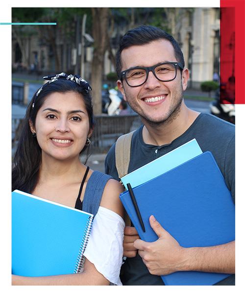 dos estudiantes sonriendo 