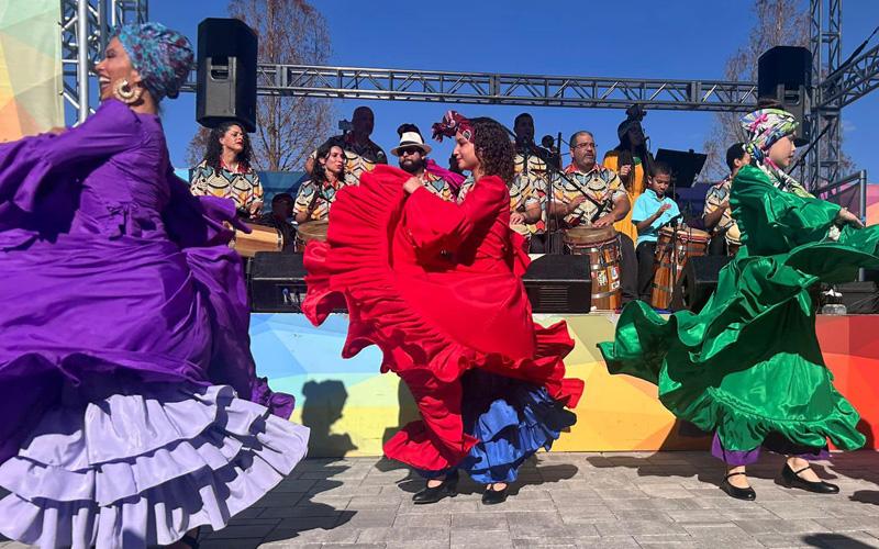 bailarinas frente a trima - dancers in front of stage