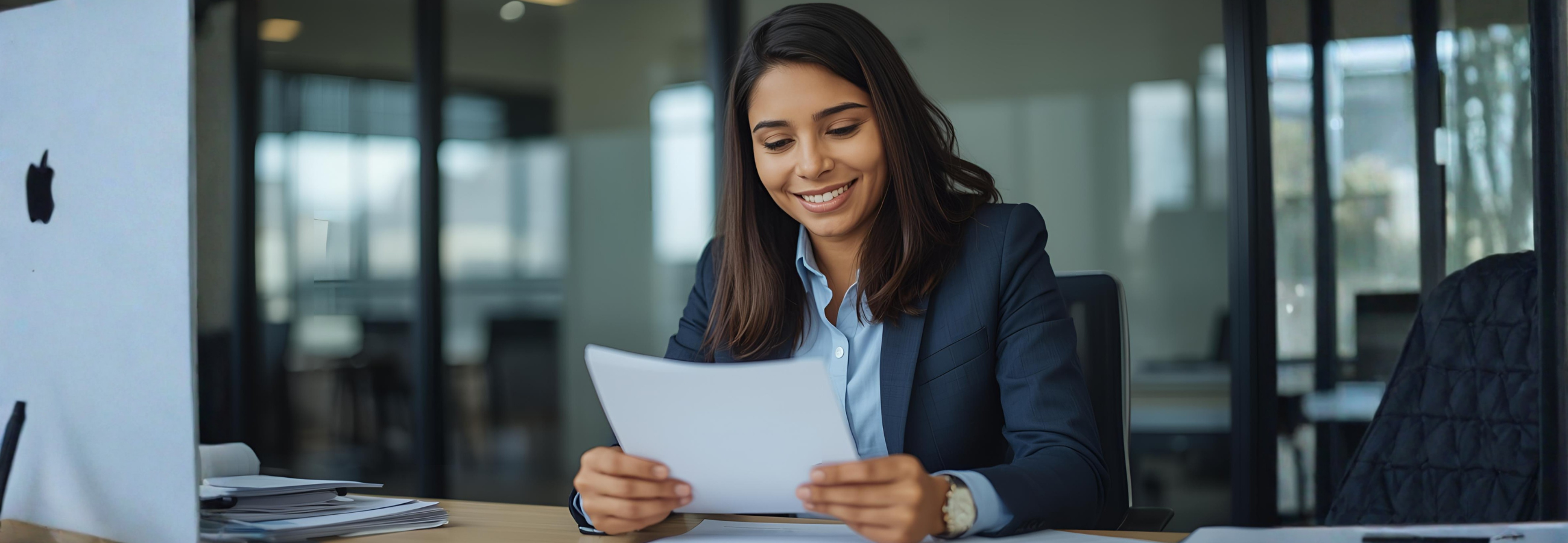  Gerente-revisando-documentos