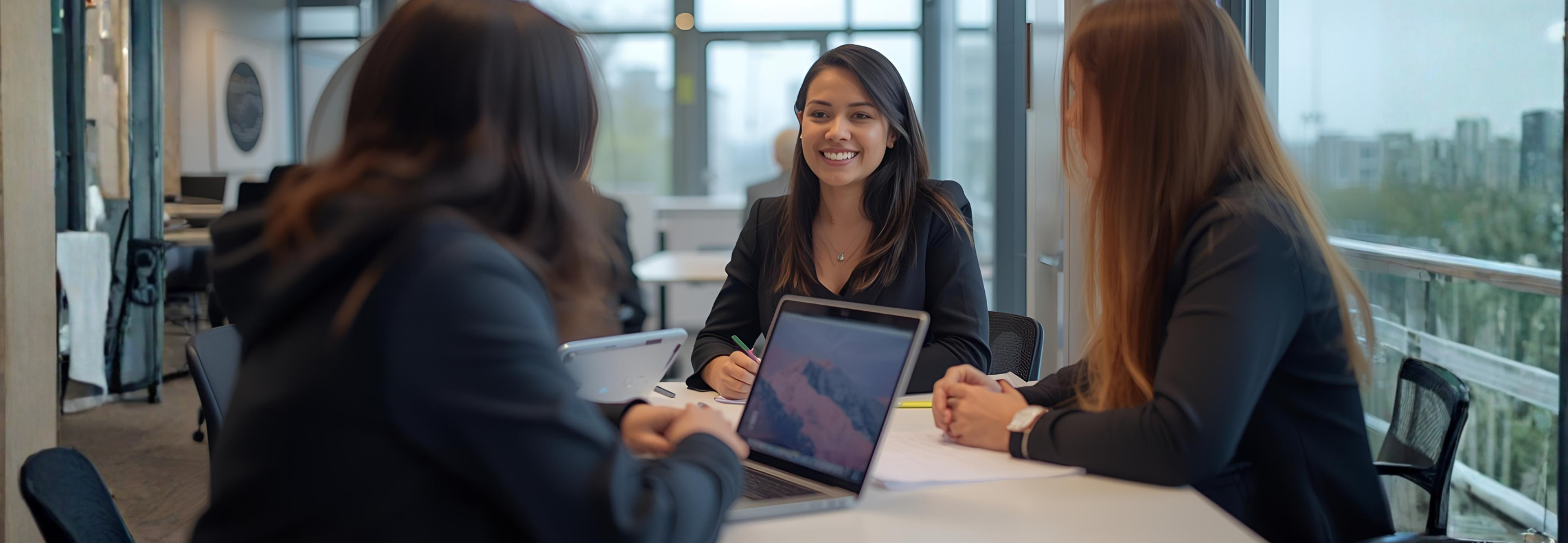 personas-hablando-con-laptops