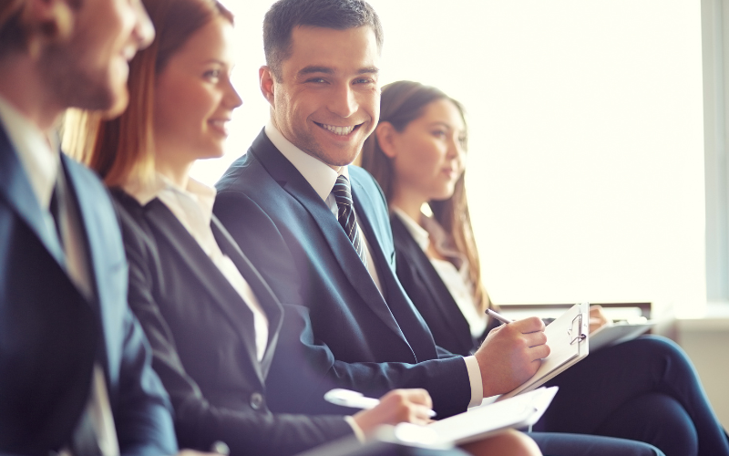 personas en conferencia