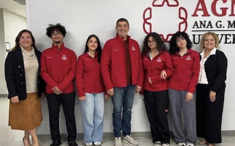 Presidente con estudiantes y Dra Syndia Nazario