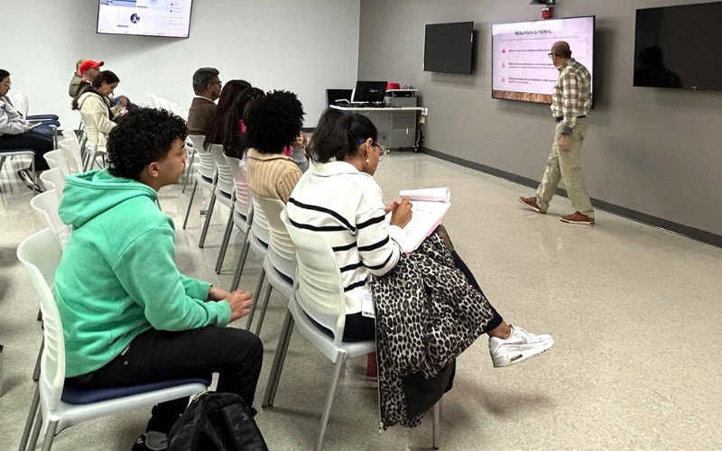 personas tomando notas