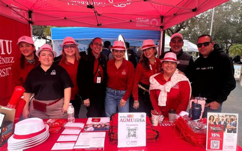empleados en booth de AGMU con sombreros