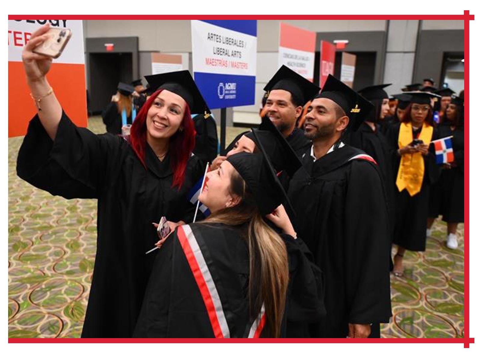 Selfie, say cheese. Estudiantes tomandose un selfie.