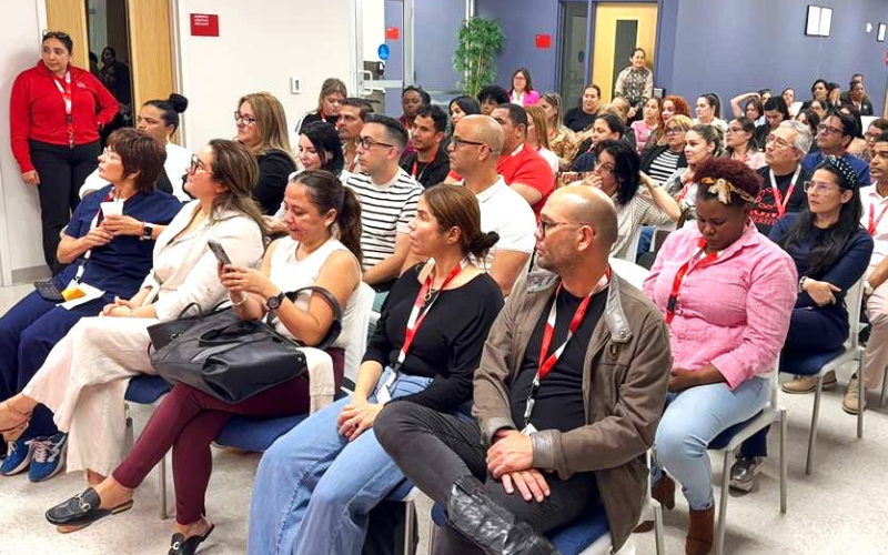 grupo de personas tomando orientación en SFC