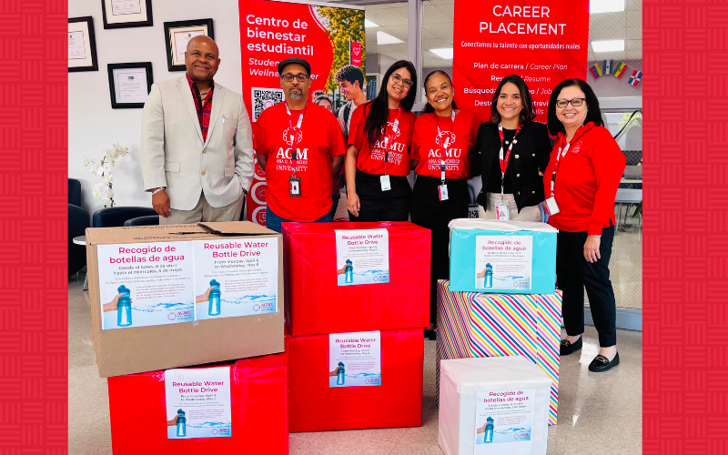 Personas de Trabajo Social con cajas de agua