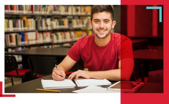 Estudiante en biblioteca